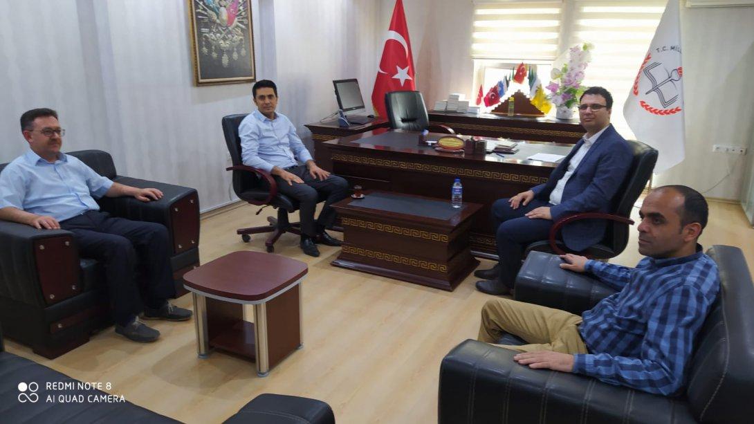 Aladağ İlçe Tapu Müdürü Sn. Bilal AYAN İlçe Milli Eğitim Müdürümüz Sn. Mehmet Gazi YILANCIOĞLU'na hayırlı olsun ziyaretinde bulundu.