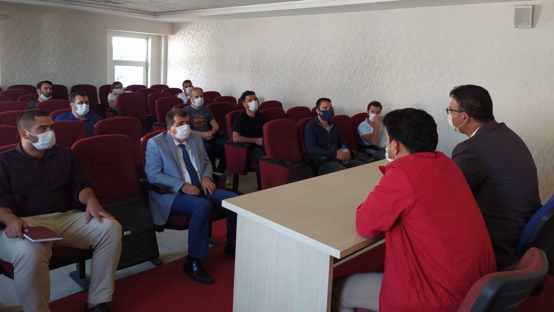  İlçe Milli Eğitim Müdürümüz Sn. Mehmet Gazi YILANCIOĞLU ve Gençlik ve Spor İlçe Müdürü Sn. Ökkeş Donbaloğlu Beden Eğitimi Öğretmenleriyle bir araya geldiler.