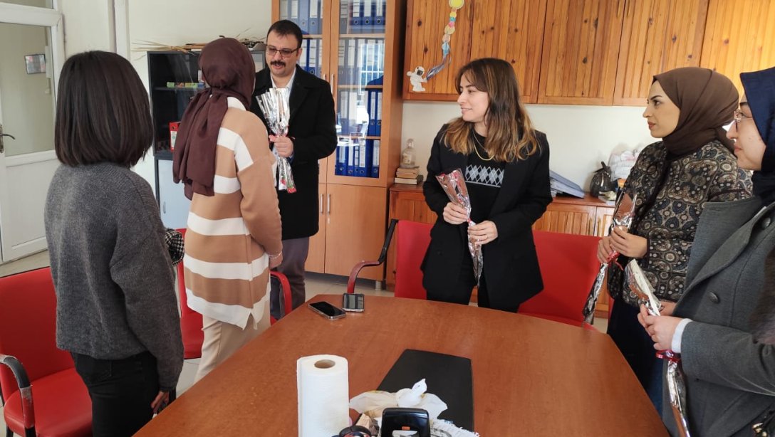 DÖLEKLİ İLK/ORTAOKULUNDA ÖĞRETMENLER GÜNÜ KUTLAMASI SAMİMİ BİR HAVA İÇİNDE GEÇTİ.
